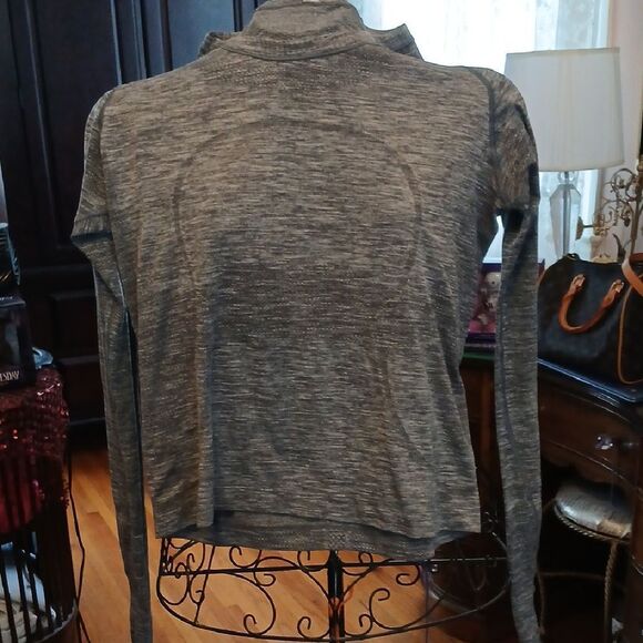 LULULEMON Gray Women's Top - Picture 1 of 7